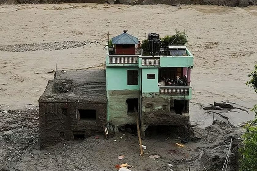 নেপালের বন্যায় যেভাবে টিকল সবুজ রঙের ভবনটি