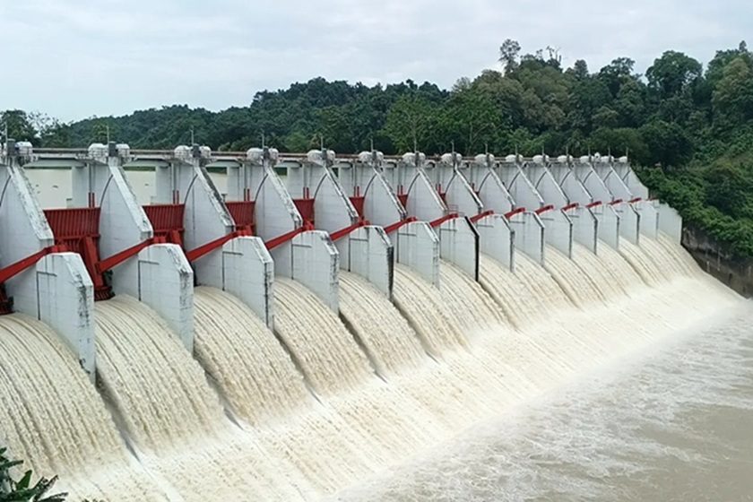 কাপ্তাই লেকে পানি বাড়ায় ফের ৬ ইঞ্চি খোলা হলো ১৬ গেট